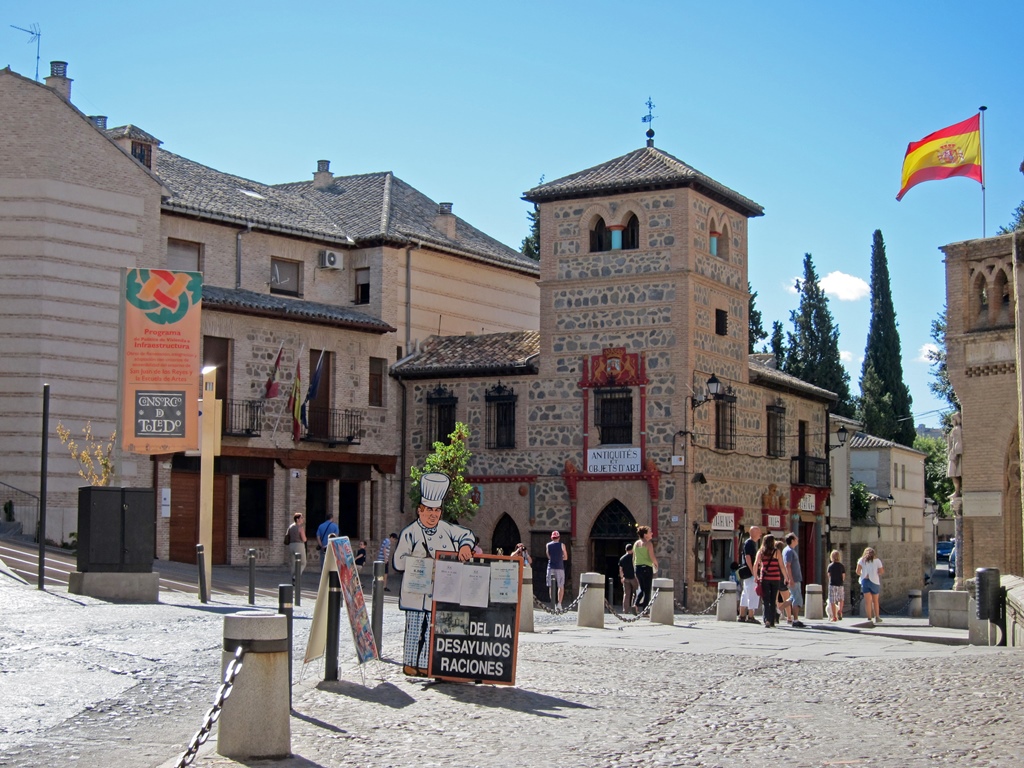 Antique Store on Calle de los Reyes Católicos